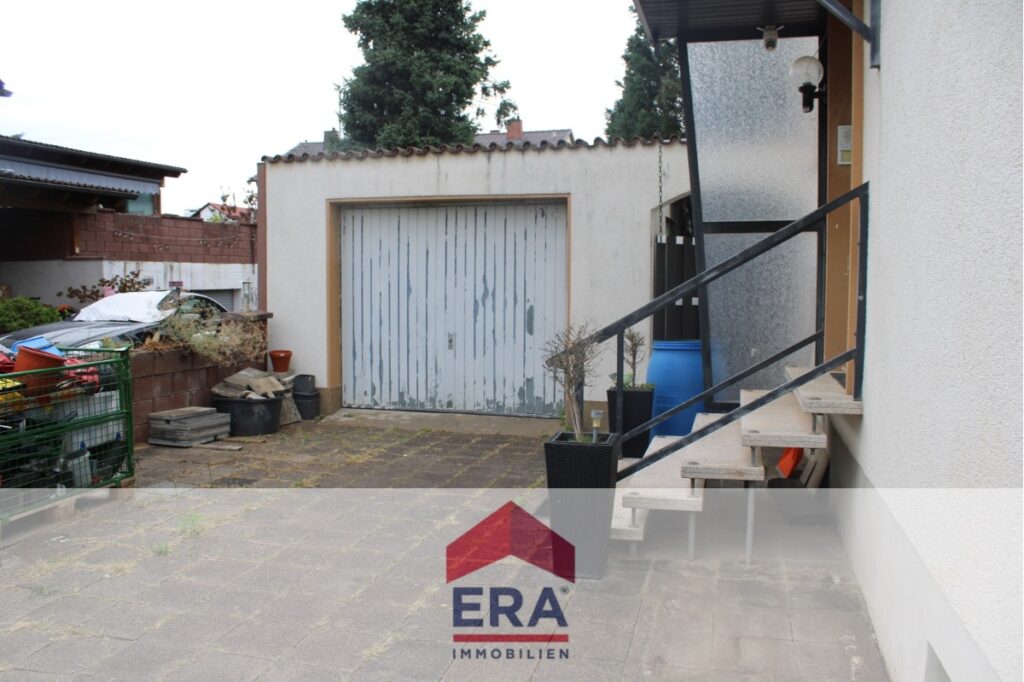 Einfahrt mit Garage