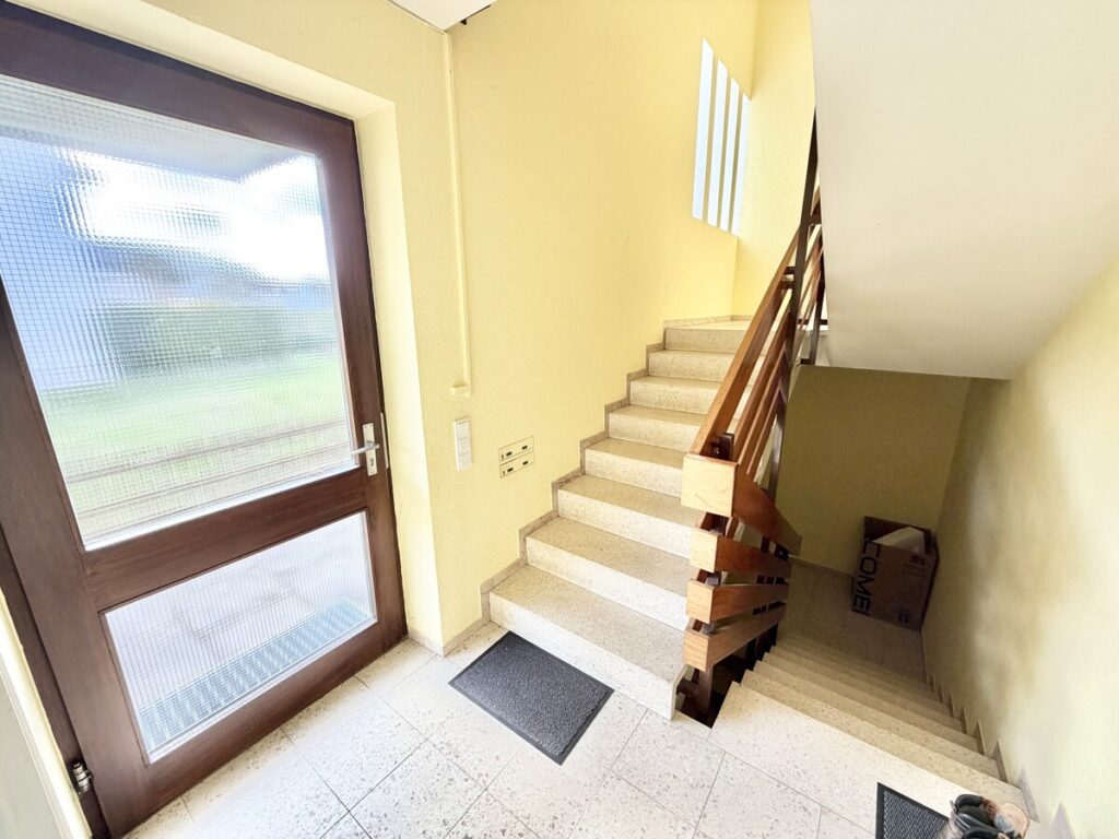 Hauseingang-Treppenhaus