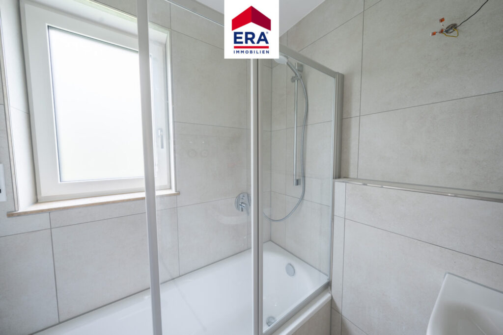 Badewanne mit Dusche